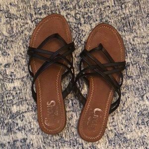 Crisscrossing sandals 👡